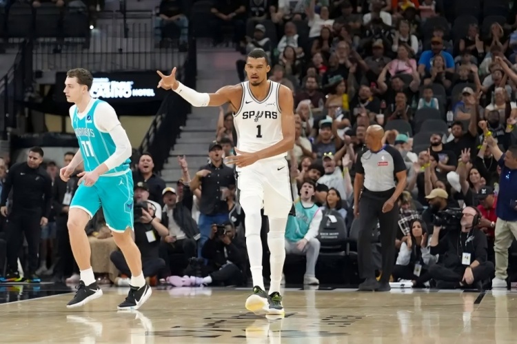 文班亚马捕住黄蜂：遮天蔽日的存在感