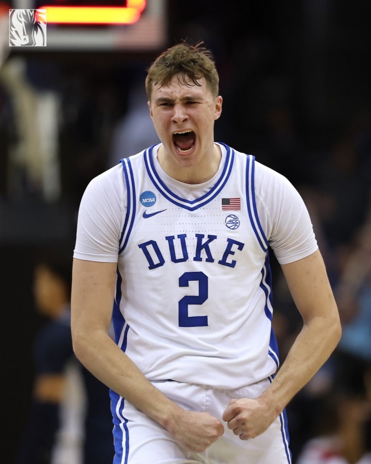 开云体育平台app-疯狂三月来袭！独行侠晒出球员们大学时期帅照！