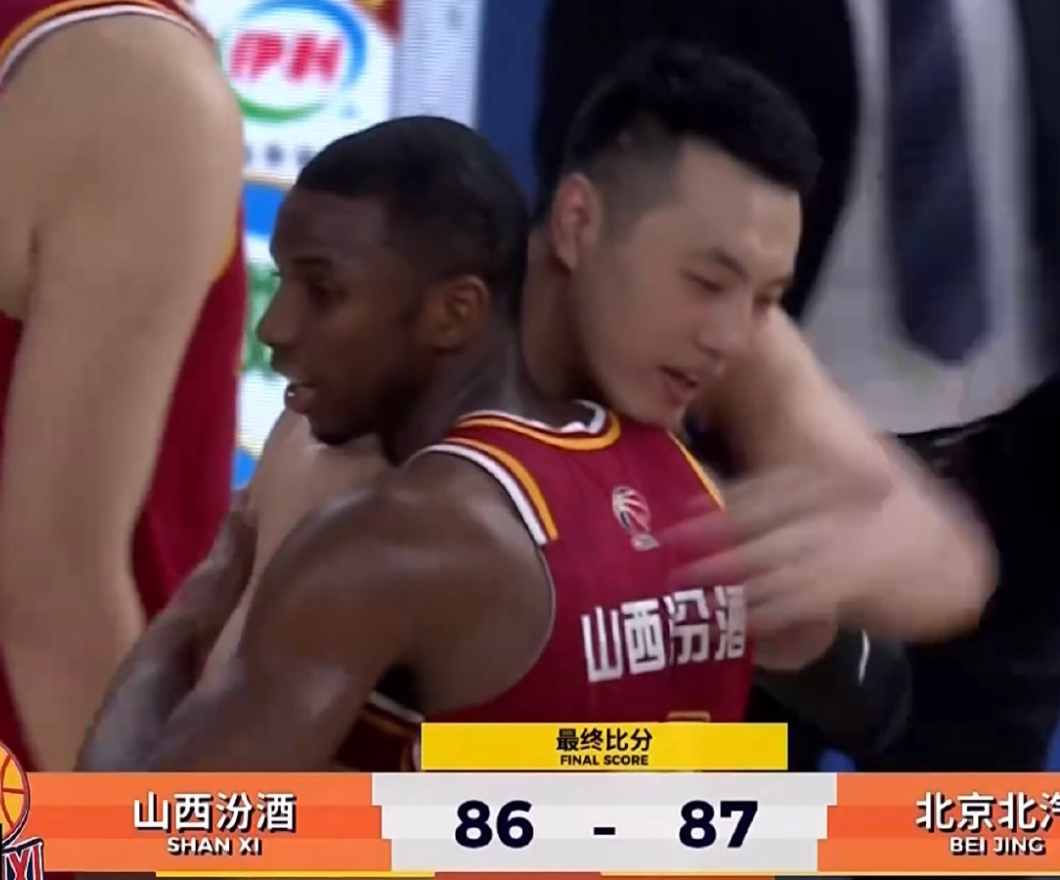 开云体育app-太硬了！翟晓川双腿缠满绷带罚球制胜 5人伤停许利民盛赞全队坚韧